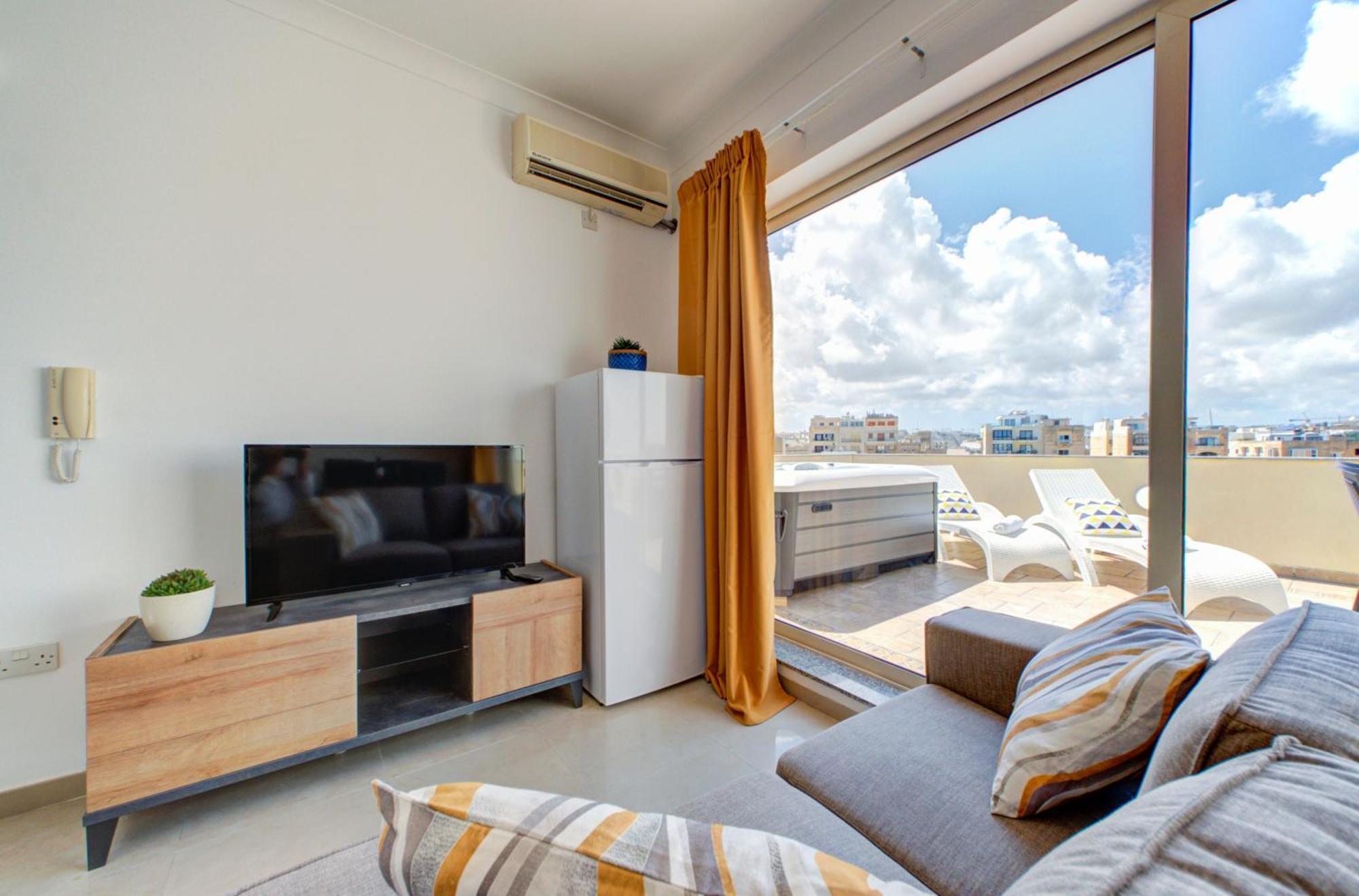 Exquisite Penthouse With Jacuzzi 2 Bedroom *
