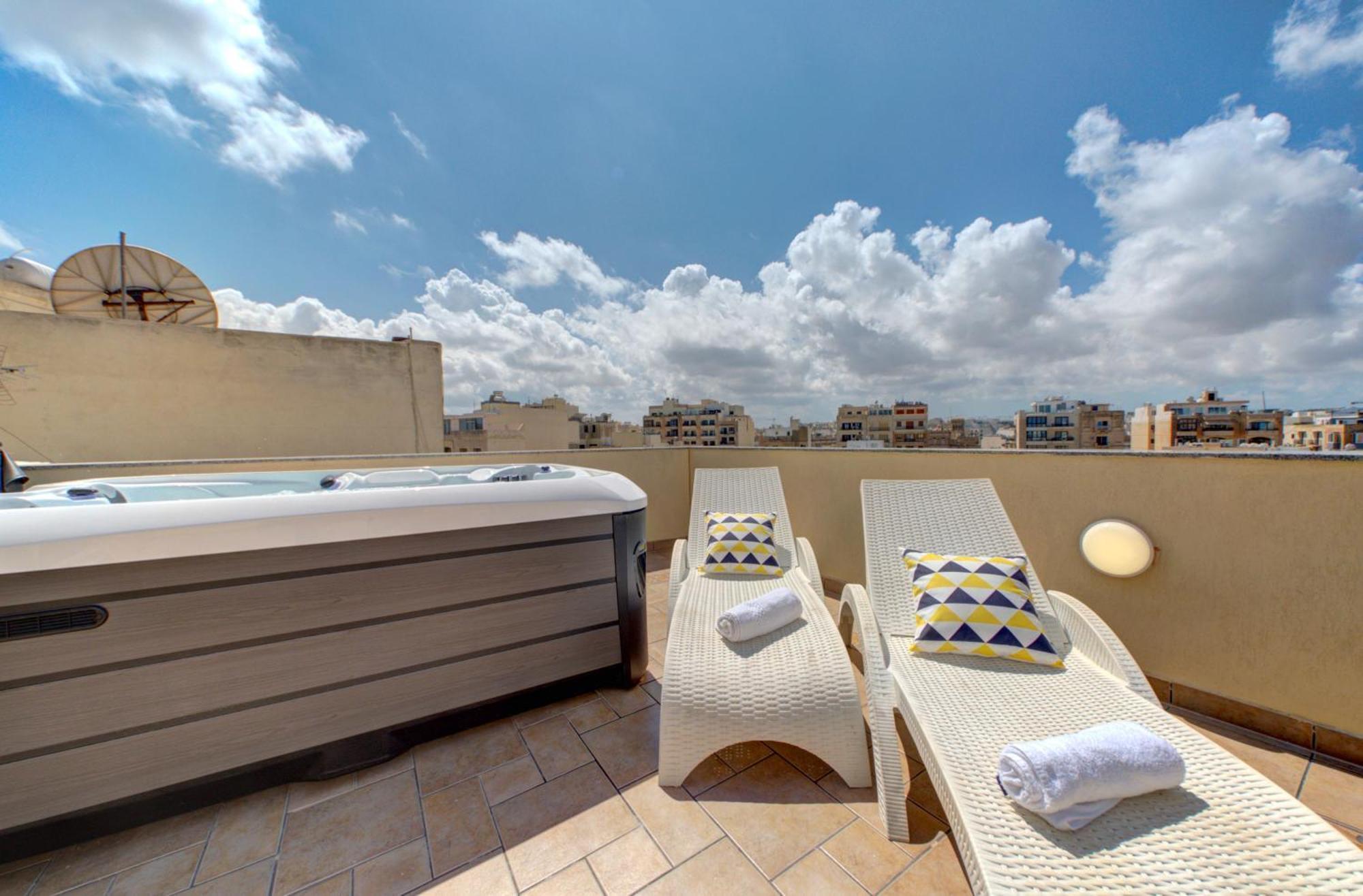 Exquisite Penthouse With Jacuzzi 2 Bedroom Appartement Sliema