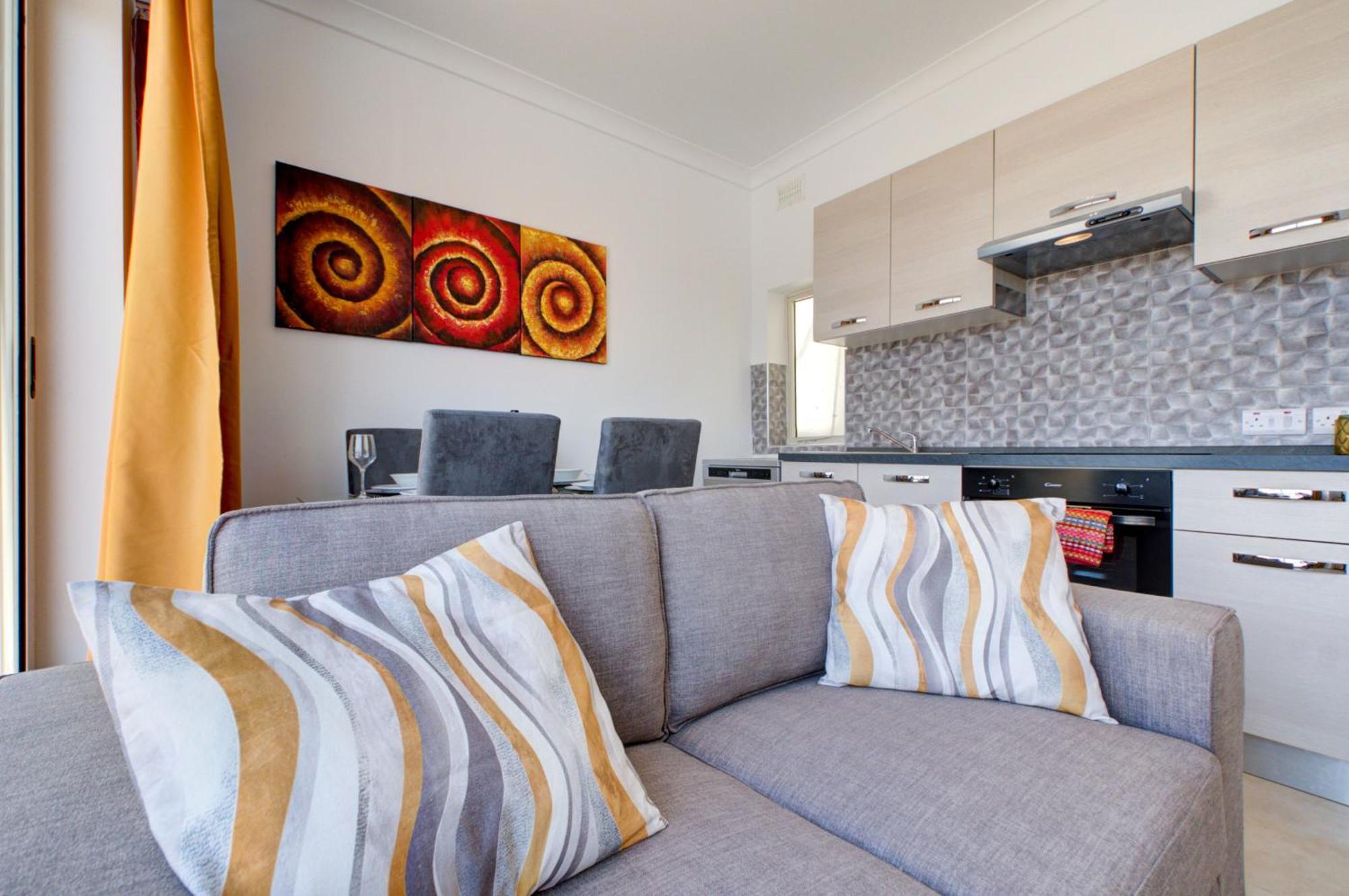 Exquisite Penthouse With Jacuzzi 2 Bedroom *